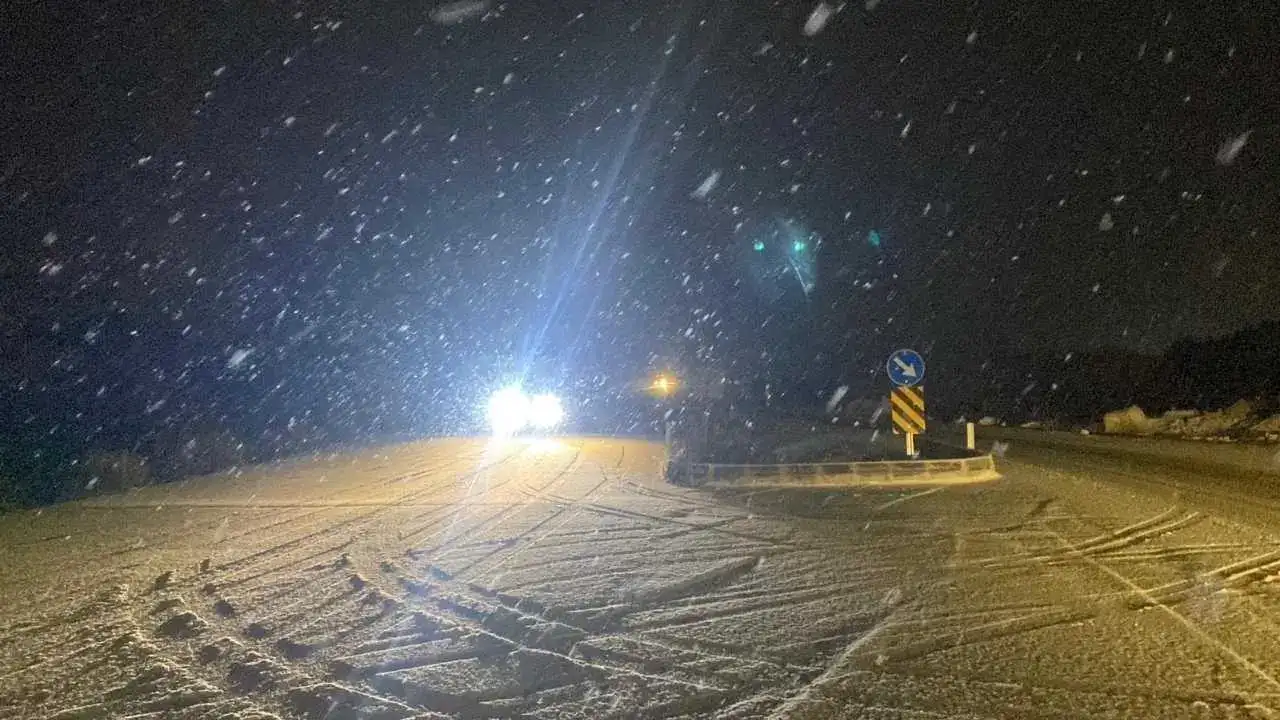 Burdur’da Akşam Bastıran Kar Trafiği Kilitledi: Sürücüler Yolda Kaldı! 3